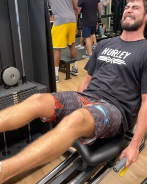 Rafael Vitti Instagram - Sol brilhando no Rj, treinão de perna e uma boa nadada no mar! Agora, partiu estúdio🎬☀️💦🏋🏽🏖️
