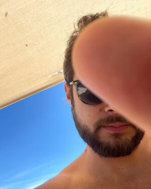 Rafael Vitti Instagram - Sol brilhando no Rj, treinão de perna e uma boa nadada no mar! Agora, partiu estúdio🎬☀️💦🏋🏽🏖️