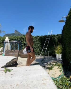 Rafael Vitti Instagram - Sol brilhando no Rj, treinão de perna e uma boa nadada no mar! Agora, partiu estúdio🎬☀️💦🏋🏽🏖️