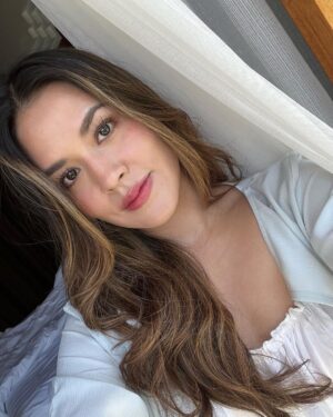 Raisa Andriana Instagram - Lagi ngedit tutorial makeup ini tapi kalian pasti udah tauu krn aku gitu2 doang makeupnyaaaa hahahaa tp yg special adalah pake powder baru @officialrainebeauty omg gak sabar kalian cobaa, matte tapi ttp radiant tuu gimana sihh jelasinnya ya harus dicoba. Launching soon!!