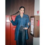 Raisa Andriana Instagram - Batam left us speechless. Setelah sekian tahun gak kesini, kemarin kita dikasih sambutan yang begitu meriah. Penonton full berdiri full goyang full nyanyi, what else could we ask for? You guys r the best! THANK YOU BATAM! Makeup // @ferryfahrizal Hair // @ibaayy___ Styled // @elcofrebliaman Photo // @claudianrh