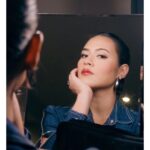 Raisa Andriana Instagram - Batam left us speechless. Setelah sekian tahun gak kesini, kemarin kita dikasih sambutan yang begitu meriah. Penonton full berdiri full goyang full nyanyi, what else could we ask for? You guys r the best! THANK YOU BATAM! Makeup // @ferryfahrizal Hair // @ibaayy___ Styled // @elcofrebliaman Photo // @claudianrh