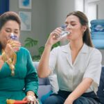 Raisa Andriana Instagram - Stok sabar ka @raisa6690 be like 📈 selama jelasin ke Budhe bahwa gak semua air itu AQUA, yang 100% MURNI dari sumber dalam dan terlindungi, aman dari kontaminasi, terasa dingin walau gak didinginin. Yuk bijak memilih! Pilih AQUA yang baik untuk kamu dan keluarga