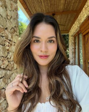 Raisa Andriana Instagram - Lagi ngedit tutorial makeup ini tapi kalian pasti udah tauu krn aku gitu2 doang makeupnyaaaa hahahaa tp yg special adalah pake powder baru @officialrainebeauty omg gak sabar kalian cobaa, matte tapi ttp radiant tuu gimana sihh jelasinnya ya harus dicoba. Launching soon!!