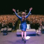 Raisa Andriana Instagram - Penonton seperti di Gorontalo adalah pengingat yang indah, kenapa aku sangat mencintai profesi ini ❤️ So blessed to be on the stage, singing my heart out for you guys. THANK YOU FOR THE ENERGY!! dan aku udah kangen sate tunaaaaaa 🐟 Makeup // @ferryfahrizal Hair // @ibaayy___ Outfit // @by.mooela Photo // @high_iso