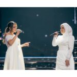Raisa Andriana Instagram - So happy bisa duet when you believe me bareng @arianinismaputri 🫶🏻 also loving this stunning white gown by @felissa_thung Makeup // @ferryfahrizal Hair // @ibaayy___ Styled // @elcofrebliaman Photo // @high_iso