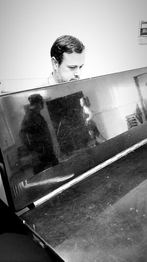Ramin Karimloo Instagram - 'Come Cara,  I feel the urge to take you in my arms...' ~Gomez 🌹 💃

🎹: @acorkster

#gomezandmorticia #gomez #morticia #addams #addamsfamily #AddamsFamilyConcert #tango #tangodelamor #passion #musicals #raminkarimloo #michellevisage