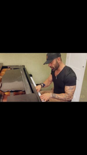 Ramin Karimloo Instagram - Use Somebody - Kings of Leon