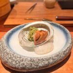 Rathanand Chanyachirawong Instagram - ว้าว ทุกคำจริงๆ ไปกินโอมากาเสะที่ @hotaru.omakase มาฮับ เป็น20คำที่ตื่นตาตื่นใจทุกคำและแน่นอน อร่อยมาก Appitizerน่าสนใจทุกคำ ก่อนเข้านิกิริ ข้าวปรุงรสด้วยน้ำส้มสายชูแดงปรุงรสได้กลมกล่อมมาก ไม่มีแย่งซีนน้องปลาเลย ส่วนน้องปลาตั้งมะได ชิมะอาจิ คินเมะได ชูโทโร่ โอโร่ agedมาหมด เจ้มจ้นมาก และแน่นอนUni ใช้Buffon uni หวานฉ่ำ อยากซ้ำ เมนูล้างpalateที่surprisedมาก คือ ไข่ตุ๋นคั่นด้วยวิปครีปทรัฟเฟิลและท็อบด้วยกุ้งเทมปุระ เมนูนี้มีในทุกคอร์สด้วย เชฟเบียร์ที่มาดูแลบอกมา เชฟพิถีพิพิถันกับทุกเมนู ที่สำคัญ presentation สนุกมากๆทั้ง20คำเลย อยากลองกินโอมากาเสะเริ่มที่799 แนะนำเลยจ้า ยิ้มกลับบ้านแน่นอน เดี๋ยวจัดเต็มช็อตเด็ดในreelต่อ รอติดตามชมนะฮับ #hotaruomakase #sushi #omakase Hotaru 119 Omakase & Izakaya - Sanampao