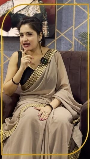 Rathika Rose Instagram - ఉడతా... ఉడతా ఊచ్.... ప్రేక్షకులతో పాటు నాగార్జున సర్ కూడా రతికను ప్రత్యేకంగా ప్రశంసించిన ఎపిసోడ్. ఈ ఎపిసోడ్ తర్వాత రతిక టాలెంట్ చూసి చాలా మంది షాక్ అయ్యారు. దాదాపు రెండున్నర గంటల పాటు బిగ్ బాస్ ప్లే చేసిన ఉడతా ఉడతా ఊచ్... పాటలో వచ్చిన ఉడతల్ని సంఖ్యను ఎలా కౌంట్ చేసిందనే అనుమానాలు చాలా మందికి ఉంది. ఆ అనుమానాలకు చెక్ పెడుతూ.... ఈ మధ్య జరిగిన ఫ్యాన్స్ మీట్ లో.... ఉడతల సంఖ్యను ఎలా కౌంట్ చేసిందో రతిక వివరించింది. ఆ వీడియో ప్రత్యేకంగా మీకోసం....

#rathikarose #biggboss7telugu #biggbosstelugu #biggbosstelugu2 #bigbosstelugu #starmaa