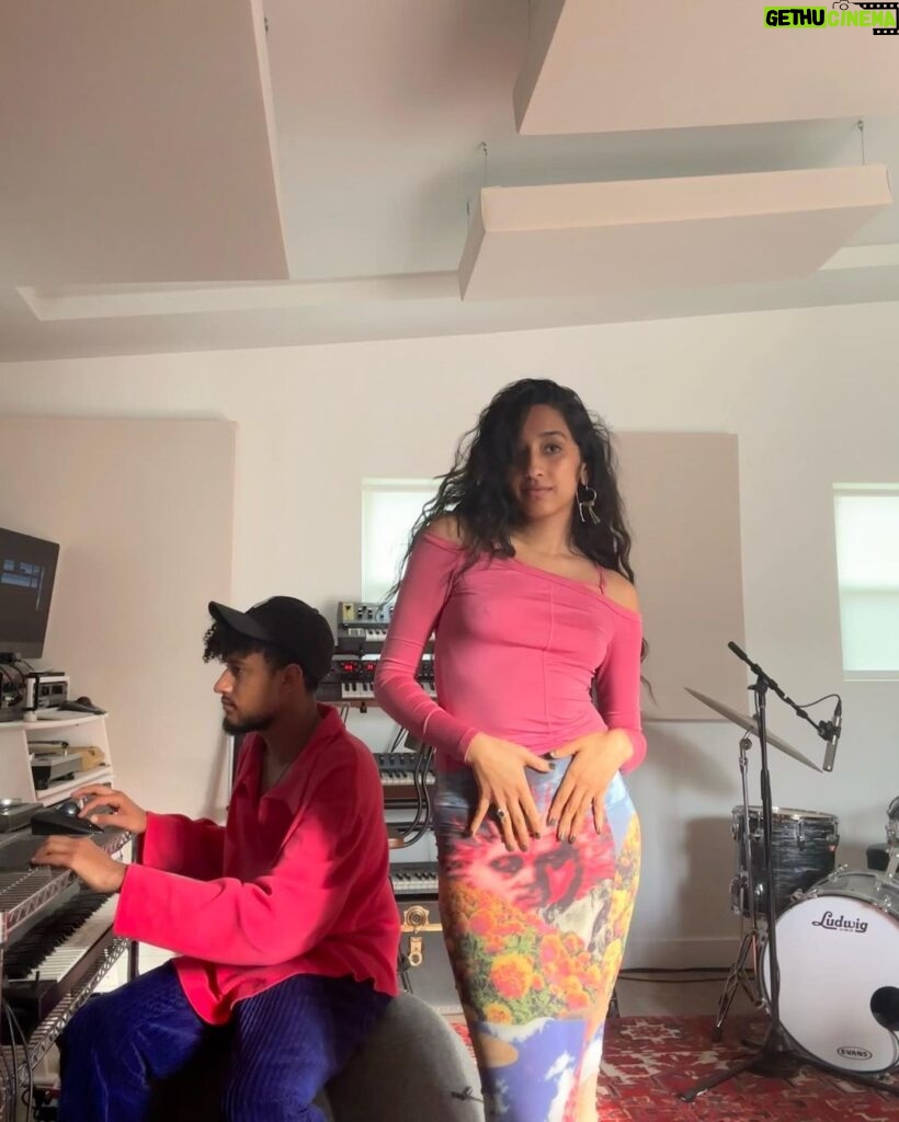 Raveena Aurora Instagram - my life has just been studio and hike . studio and hike . kisses in between . very wholesome stuff 🥹 I AM coming out of hibernation though to play with MAXWELL ??? AT THE GODDAMN HOLLYWOOD BOWL ???? WHAT IS LIFE ??? show is on September 10th and tix out nowwww thru @hollywoodbowl Hollywood Bowl