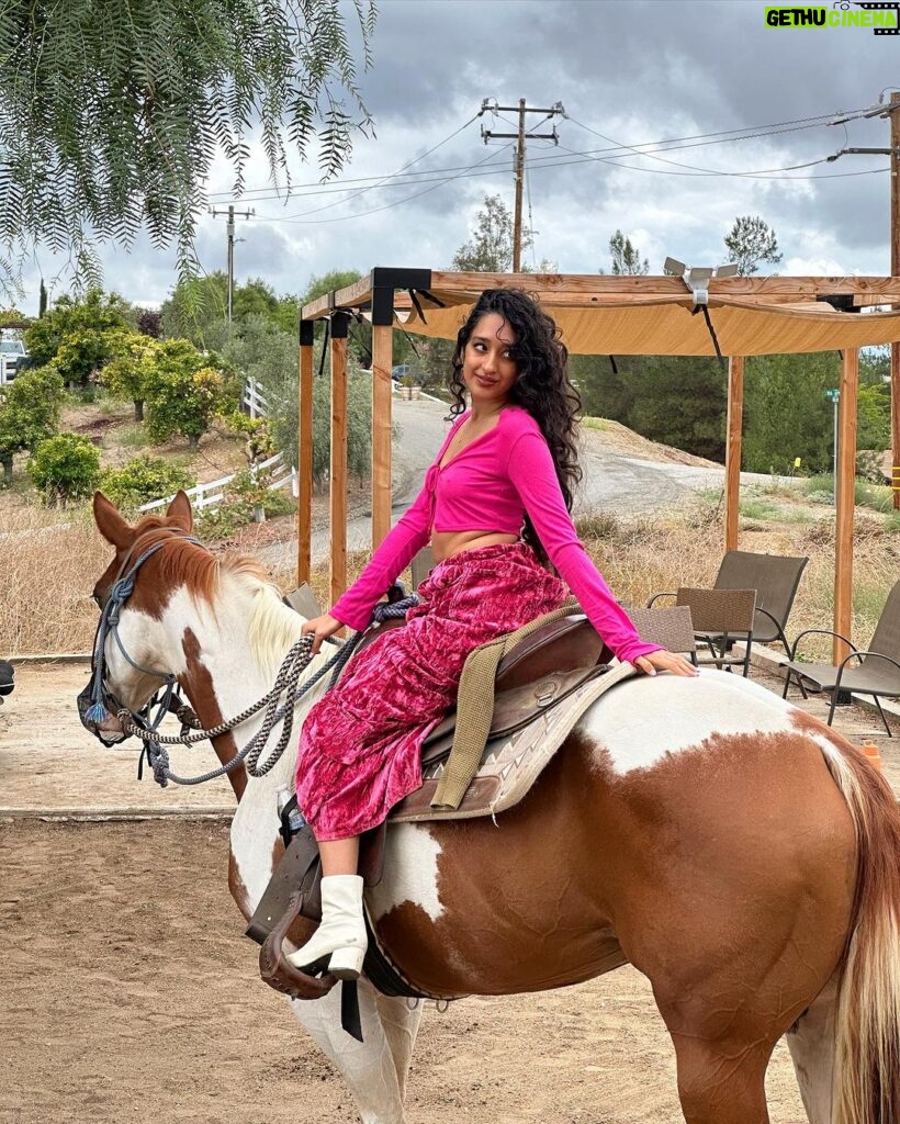 Raveena Aurora Instagram - GOLDEN BIRTHDAY ♥♥🥰🥰♥♥🥰♥ 🥳🥳 I HAVE NO POETIC WORDS , IM WINE DRUNK AND SEXY AND JUST RODE A HORSE AND SURROUNDED BY LOVE AND LIFE IS VERY FUCKING BEAUTIFUL ♥😭😭