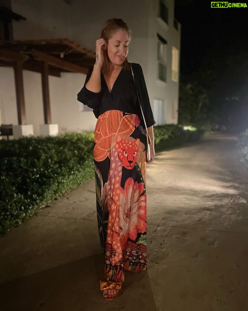 Rebeca Instagram - Vamos lá jantar 🥘 Vestido @by_manuela_moreira adoro 🥰 o que acham? Vou bem?