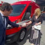 Rebeca Instagram - Muitas vezes, com a correria do dia a dia esquecemo-nos do que realmente importa, e agradecer é uma das coisas que acaba por ficar esquecida. Eu, enquanto cidadã, sempre valorizei o trabalho dos bombeiros, há 25 anos que retribuo todo o meu respeito, carinho e reconhecimento. Continuarei a fazê-lo, sempre! Hoje, não poderia deixar de vos dizer que é uma honra e um orgulho ser lembrada para apadrinhar este momento especial. Não esquecerei, NUNCA o vosso gesto de amor. E se agradecer é retribuir tudo o que dão…então, OBRIGADA❤️ Bombeiros das Caldas da Rainha Ambulância batizada com o meu nome Grata pelo carinho ❤️🙏 Fotos @joaocarloscosta007 Obrigada Sr. Comandante Nelson Cruz e a toda a corporação Obrigada Sr Presidente @presidente_vitormarques