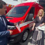 Rebeca Instagram - Muitas vezes, com a correria do dia a dia esquecemo-nos do que realmente importa, e agradecer é uma das coisas que acaba por ficar esquecida. Eu, enquanto cidadã, sempre valorizei o trabalho dos bombeiros, há 25 anos que retribuo todo o meu respeito, carinho e reconhecimento. Continuarei a fazê-lo, sempre! Hoje, não poderia deixar de vos dizer que é uma honra e um orgulho ser lembrada para apadrinhar este momento especial. Não esquecerei, NUNCA o vosso gesto de amor. E se agradecer é retribuir tudo o que dão…então, OBRIGADA❤️ Bombeiros das Caldas da Rainha Ambulância batizada com o meu nome Grata pelo carinho ❤️🙏 Fotos @joaocarloscosta007 Obrigada Sr. Comandante Nelson Cruz e a toda a corporação Obrigada Sr Presidente @presidente_vitormarques