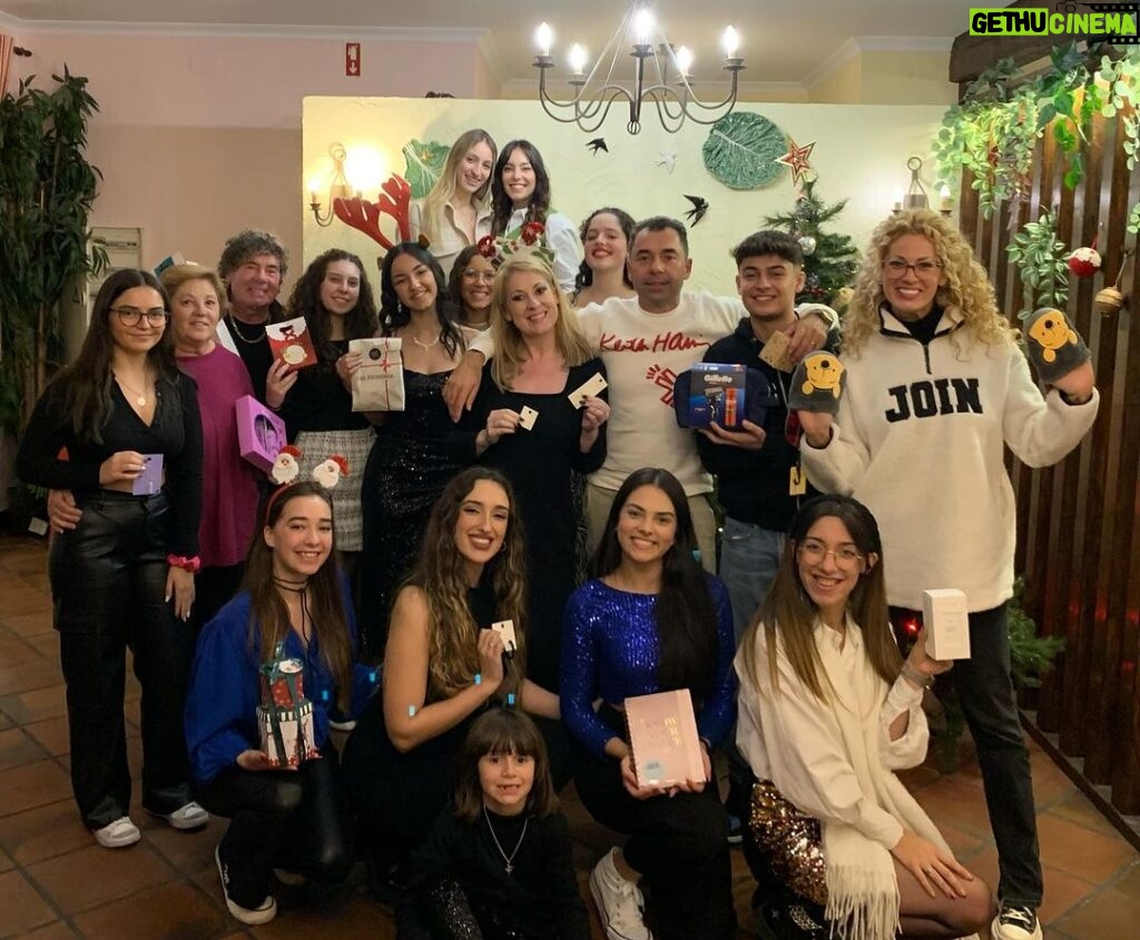 Rebeca Instagram - Esta é a minha equipa😍🙏 a minha segunda família, aqueles que me aturam o verão inteiro 🤣😍 obrigada pelo vosso profissionalismo, obrigada principalmente pela vossa amizade Adoro-vos ❤️❤️ todos cabem no meu coração Feliz natal 🎄🎁 O nosso jantar de Natal