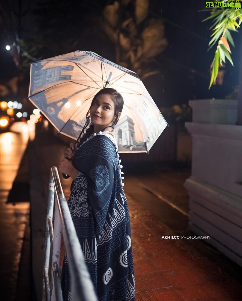 Rebecca Santhosh Instagram - आइए बारिश में भीगें और प्यार में भीगें 🌧 . . Click by @akhil_cc MUH : @touchbyazhaki_