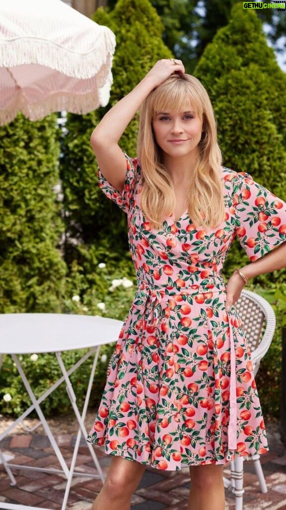 Reese Witherspoon Instagram - Loving all of these gorgeous new @draperjames styles! ✨ Shop the looks now!! This pretty apple print is making these late summer days so sweet 🍎🤗💕