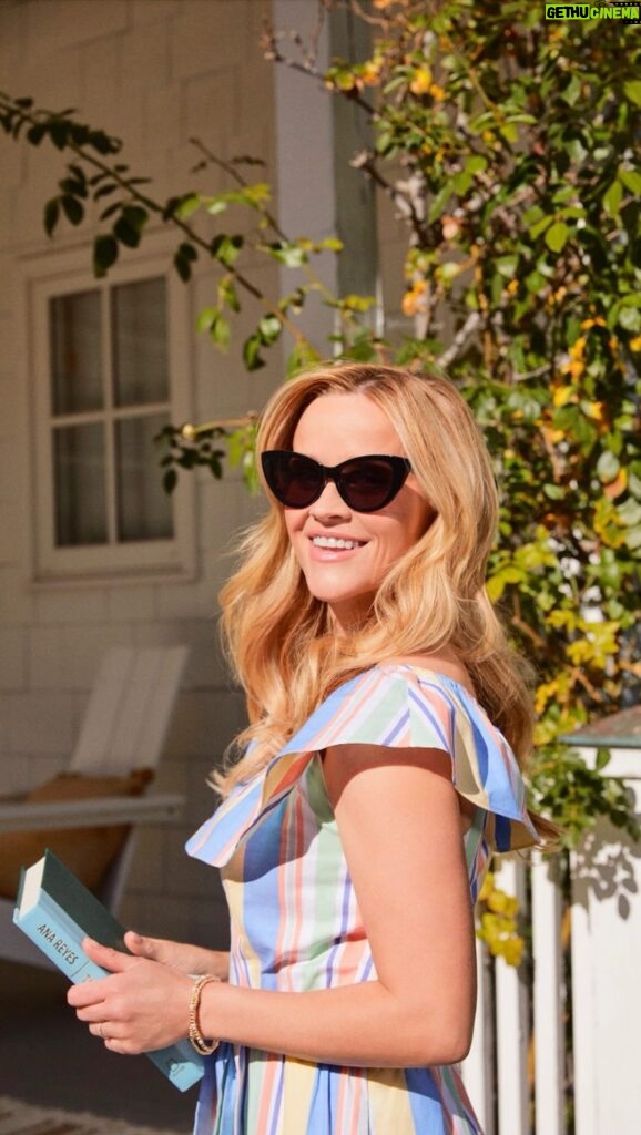 Reese Witherspoon Instagram - Putting some spring in my step with @draperjames x @kohls 🌸🍃☀️