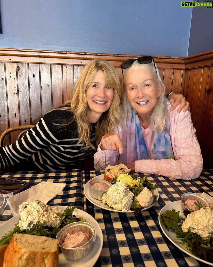 Reese Witherspoon Instagram - Glorious weekend spent with my sister @lauradern and my "other mother " @rosedianeladd talking about all the wonders of this life. ✨💫🙏🏻What a treasure to have these incredible women in my life !