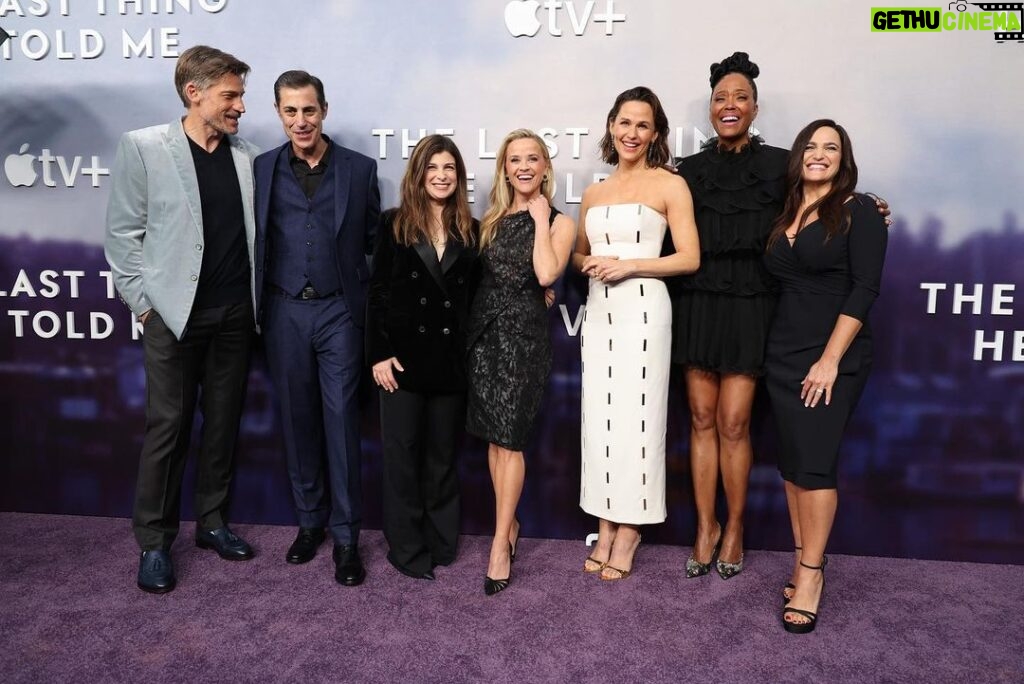 Reese Witherspoon Instagram - The first episodes of #TheLastThingHeToldMe are NOW streaming on @appletvplus!!! 📝 I had such a wonderful time celebrating this cast and creative team last night at the premiere ✨💫 This show is just as gripping and riveting as the novel by @lauradaveauthor and @jennifer.garner brings Hannah Hall to life so magnificently. Watch it now and let me know what you think!! 😊