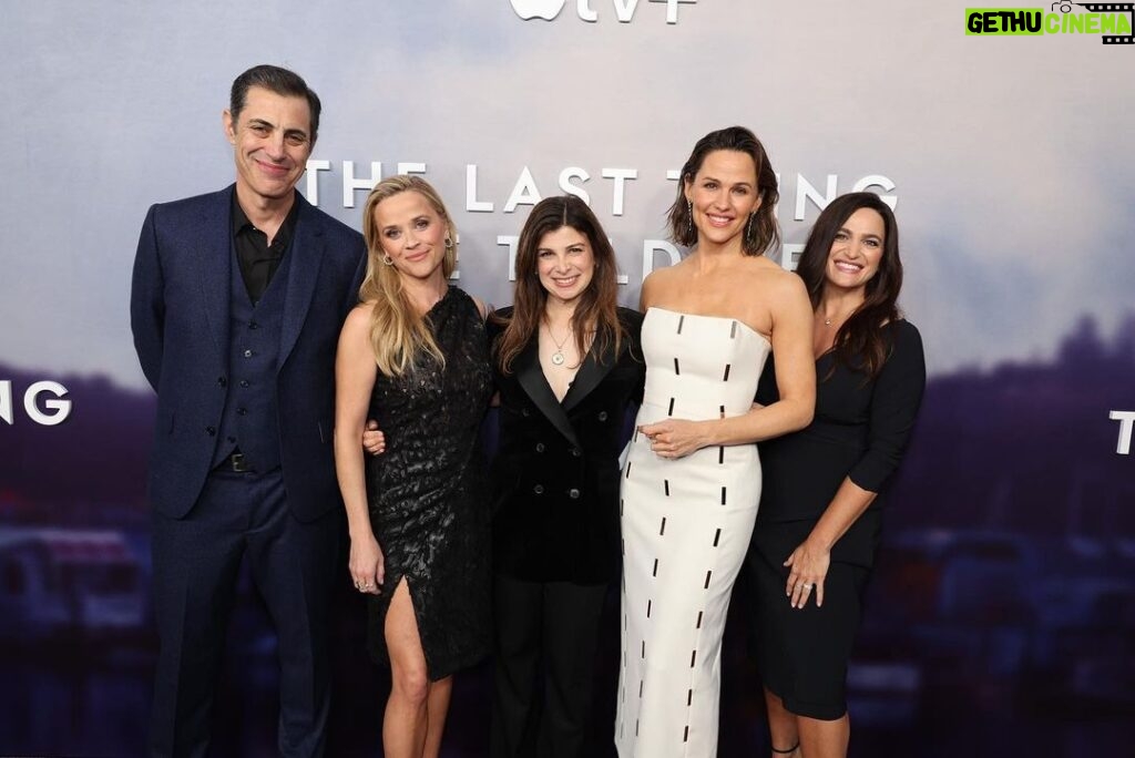 Reese Witherspoon Instagram - The first episodes of #TheLastThingHeToldMe are NOW streaming on @appletvplus!!! 📝 I had such a wonderful time celebrating this cast and creative team last night at the premiere ✨💫 This show is just as gripping and riveting as the novel by @lauradaveauthor and @jennifer.garner brings Hannah Hall to life so magnificently. Watch it now and let me know what you think!! 😊