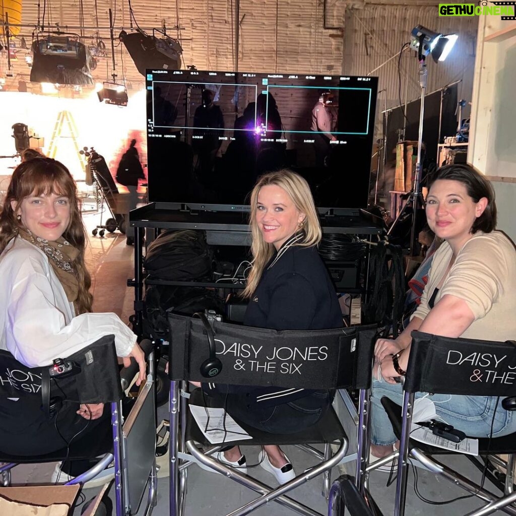 Reese Witherspoon Instagram - The finale is HERE!! 🤩From the very first time I stepped on set, I knew this production would be special 💗💫 If you haven’t seen the magic this cast has created yet, now is your chance to BINGE IT ALL ! @daisyjonesandthesix is now streaming on @primevideo!!! 🥹