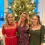Reese Witherspoon Instagram - Christmas dinner with the fam!🥂🎄❤️