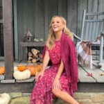Reese Witherspoon Instagram - Hey y’all! @DraperJames’ fall collection is here and I’m in love. 🥰 Floral dresses, cozy sweaters and the cutest boots just landed. 🍂🙌🏼