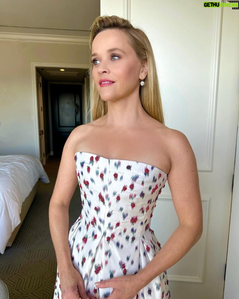 Reese Witherspoon Instagram - I loved celebrating all the best movies and TV shows of the year with @americanfilminstitute. It’s always a highlight to hear about the wonderful work that AFI does to educate students about the art of filmmaking. Thank you for having @themorningshow team! Styling @petraflannery @itsmilani Hair @lonavigi Makeup @kdeenihan Dress, Shoes, Bag @dior Jewelry @rahaminovdiamonds