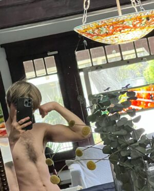 Reid Miller Instagram - Been workin out 🥊😤 a photo dump 😬 also property of @anacapturez ™️#workout #boxing #selfimprovement #summerbodyooooo