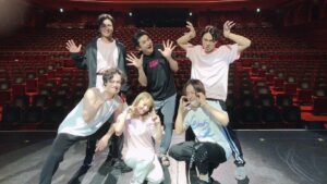 Reika Sakurai Instagram - 実は初めの頃、
このメンバーの中、紅一点。ちゃんと馴染めるかすごく不安だったけれど。
皆さんとても温かい方々で、この作品について本当に毎日沢山話し合って、どんな時もそばで支えてもらいました。
また素敵な戦友に出逢えたことに感謝です！！！

#蒼井翔太 さん
#鈴木勝吾 さん
#渡辺大輔 さん
#小野塚勇人 さん
#栗山航 さん
#ドロシー