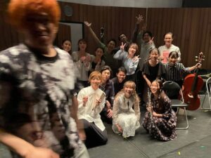 Reika Sakurai Instagram - みんな笑ってるとたのしいね！

#ドロシー 
#けーすけ君はぴば ♡
#2幕前のインターミッション中の大輔さんがお茶目