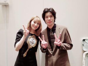 Reika Sakurai Instagram - 今夜19時〜 フジテレビにて
#ものまね王座決定戦  2022
放送です✨
今年はトーナメント戦！かなり白熱！皆さんあまりにもハイレベル過ぎて、審査するのが本当に難しかったです😂
今年の王者は一体どなたなのか⁈是非ご覧ください❤️‍🔥

来年公演の#ジキハイ でご一緒する#柿澤勇人 さんと偶然一緒でしたー！
頼れる心強い先輩かっきー！