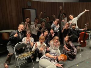 Reika Sakurai Instagram - みんな笑ってるとたのしいね！

#ドロシー 
#けーすけ君はぴば ♡
#2幕前のインターミッション中の大輔さんがお茶目