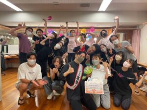Reika Sakurai Instagram - みんな笑ってるとたのしいね！

#ドロシー 
#けーすけ君はぴば ♡
#2幕前のインターミッション中の大輔さんがお茶目