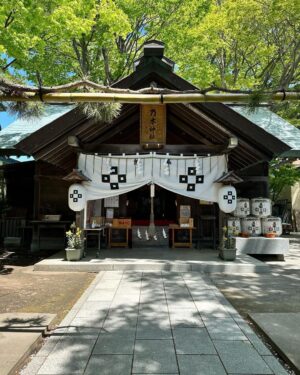 Reika Sakurai Instagram - 素敵な出逢いになった気がします

乃木神社って乃木坂以外の場所にもあったんだ、と。
こちらにご挨拶してから、何だか気持ちいい流れになってきた気がする今日この頃です。感謝感謝。

また帰ったとき、ご挨拶に伺いますー。それまでどうか…🙏🏻

#乃木神社
#だるま