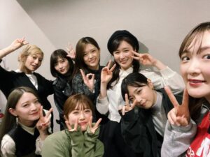 Reika Sakurai Instagram - 真夏可愛かったねぇ！
ほんとに彼女らしい、
仲間の絆が強く感じられた胸熱なライブだったなぁ。

今回に限らず、テレビでもライブでもグループを観る機会はたくさんあったし、その度に前進しているな！かっこいーな！と思ってきたけれど。

真夏めちゃくちゃキャプテンになってる！！
後輩ちゃんたちめちゃくちゃ成長してる！！！

と、驚きと嬉しさと、これからのグループへの期待が溢れまくって…。
乃木坂46ってほんと、仲間を想える暖かい素敵なグループだな、と密かに鼻高々でした！笑

素晴らしいグループです！
これからもずっと応援します！
そして、真夏、
長いことお疲れ様でした！
キャプテンになってくれてありがとう。

#乃木坂46 
#秋元真夏卒業コンサート