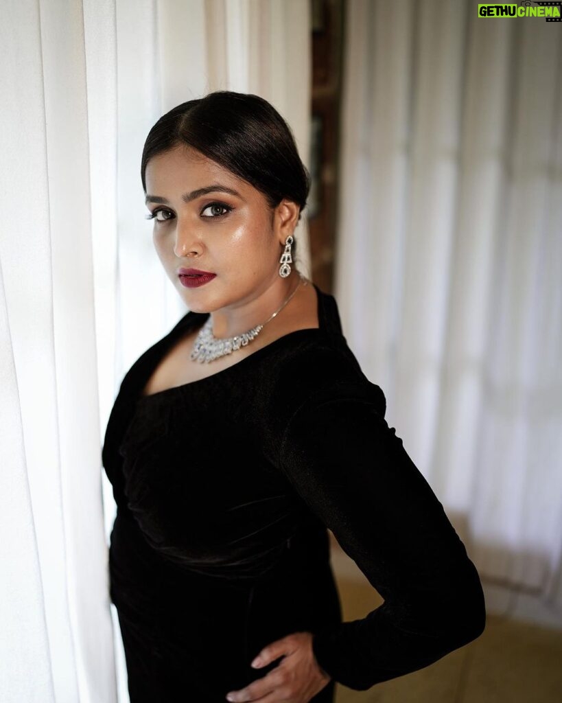 Remya Nambeesan Instagram - proudly imperfect ❤️ Styling @stylestoriesbypriyanka Make up n Hair @_sanaah._ Photography @kunjippaaru Jewellery @alameen_fashion_jewels Costume @syraclothing_ Location @tentgraam #countryhome Kochi, India