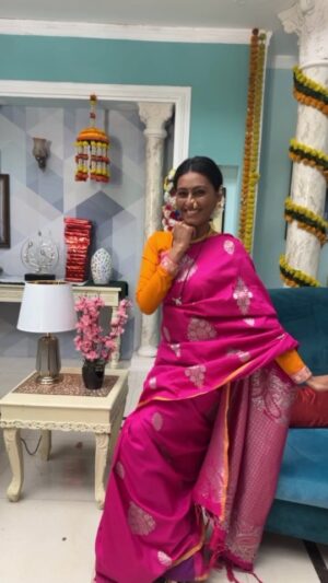 Reshma Shinde Instagram - Because it's trending...💕
.
.
.🎥 @vishe_tanishkaashok @anushka_pimputkar_official
.
#reelitfeelit  #trending #trendingreels 
#reelitfeelit #tranding #love #reels #happiness #reelskarofeelkaro #instagram #instagood #instadaily #instalove #instabeauty #instagood #instafashion #instapic #instalike #instafollow #instaphoto #instacool #marathimulgi #trendingreels #traditional #love #happy