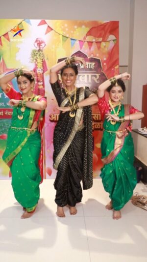 Reshma Shinde Instagram - निशाणा.... तुला दिसला ना..?😍

आपल्या माणसांचा आपला सोहळा...
'Star प्रवाह परिवार पुरस्कार २०२३'
रविवार १९ मार्च संध्या. ७:०० वा. Star प्रवाहवर...
#PravahParivaar2023 #परिवारपुरस्कार२०२३ #StarPravah

@reshmashinde02 @sharayusonawaneofficial @madhuradesh