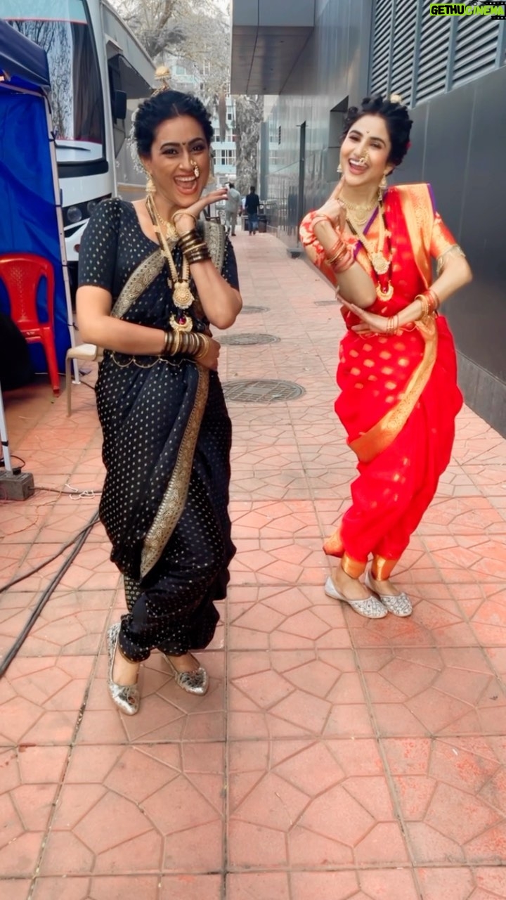 Reshma Shinde Instagram - Must say ! Most awaited reel with my reshmiii Luww 💕!!!! 🤪🤪 #tumtum #ondemand @star_pravah . . #reelsinstagram #traditional #dance #trending #trendingreels #instagram #marathimulgi #marathiactress #pagalpanti #majja Mumbai, Maharashtra