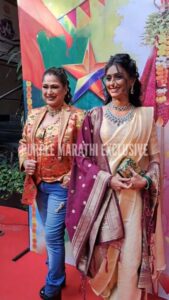 Reshma Shinde Instagram - स्टार प्रवाह परिवार पुरस्कार २०२३ 🌟 @harshadakhanvilkar @reshmashinde02 #starpravahparivar2023 #starpravahpuraskar2023 #purplemarathi #purplemarathiexclusive #harshadakhanvilkar #reshmashinde #reel #viral #trending Mumbai, Maharashtra
