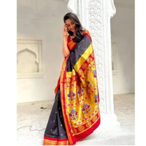 Reshma Shinde Instagram - Post diwali vibes🪔✨🪔

#happy
#goodvibes
#paithani

visit @mysilklove  for  more beautiful collection ❤️