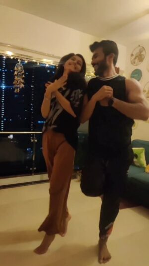 Reshma Shinde Instagram - Take No . 1753748😂😂

Meeting after ages but bond is still strong 💕
compulsory tula hech reel ka karayach hot @vishhalnikam
😅.

#Hari_Hari #mauli
#laugh #neverendingtalks
#teriMeriYaari***
#reelitfeelit  #trending #trendingreels 
#reelitfeelit #tranding #love #reels #happiness #reelskarofeelkaro #instagram #instagood #instadaily #instalove #instabeauty #instagood #instafashion #instapic #instalike #instafollow #instaphoto #instacool