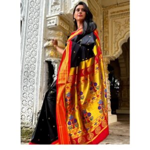 Reshma Shinde Instagram - Post diwali vibes🪔✨🪔

#happy
#goodvibes
#paithani

visit @mysilklove  for  more beautiful collection ❤️