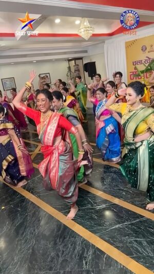 Reshma Shinde Instagram - शूटिंगमधून वेळ काढत जमल्या साऱ्या जणी,
धमाल, मस्ती आणि सोबतीला मंगळागौरीची गाणी!
लूक्स, BTS मधून आलाच असेल अंदाज,
काय असेल नेमका मंगळागौरीचा हा थाट!!

तर पहायला विसरू नका राजश्री मराठी आणि स्टार प्रवाहची पहिली मंगळागौर!!♥️

राजश्री मराठीच्या Youtube आणि फेसबुक चॅनलवर.

📍Location : @hoteltiptopplaza
✅ @tiptopmithaiwala.social
🛍️ Gifting Partner : @vastrakala_paithani_

#मंगळागौर | #Manglagaur
#चलाखेळूयामंगळागौर | #ChalaKheluyaMangalagaur
#RajshriMarathiExclusive 

@divyasubhashpugaonkar_official @girijaprabhu_official @dnyanadaramtirthkar @reshmashinde02 @nishhaniborule
@maadhavinemkarofficial