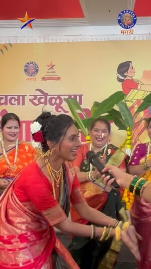 Reshma Shinde Instagram - शूटिंगमधून वेळ काढत जमल्या साऱ्या जणी,
धमाल, मस्ती आणि सोबतीला मंगळागौरीची गाणी!
लूक्स, BTS मधून आलाच असेल अंदाज,
काय असेल नेमका मंगळागौरीचा हा थाट!!

तर पहायला विसरू नका राजश्री मराठी आणि स्टार प्रवाहची पहिली मंगळागौर!!♥️

राजश्री मराठीच्या Youtube आणि फेसबुक चॅनलवर.

📍Location : @hoteltiptopplaza
✅ @tiptopmithaiwala.social
🛍️ Gifting Partner : @vastrakala_paithani_

#मंगळागौर | #Manglagaur
#चलाखेळूयामंगळागौर | #ChalaKheluyaMangalagaur
#RajshriMarathiExclusive