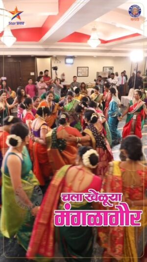 Reshma Shinde Instagram - शूटिंगमधून वेळ काढत जमल्या साऱ्या जणी,
धमाल, मस्ती आणि सोबतीला मंगळागौरीची गाणी!
लूक्स, BTS मधून आलाच असेल अंदाज, 
काय असेल नेमका मंगळागौरीचा हा थाट!!😍

तर पहायला विसरू नका राजश्री मराठी आणि स्टार प्रवाहची पहिली मंगळागौर!!♥️
आज संध्याकाळी ४ वाजता फक्त राजश्री मराठीच्या Youtube आणि फेसबुक चॅनलवर!!

📍Location : @hoteltiptopplaza 
✅ @tiptopmithaiwala.social
🛍️ Gifting Partner : @vastrakala_paithani_

#मंगळागौर | #Manglagaur
#चलाखेळूयामंगळागौर | #ChalaKheluyaMangalagaur
#RajshriMarathiExclusive #StarPravah
