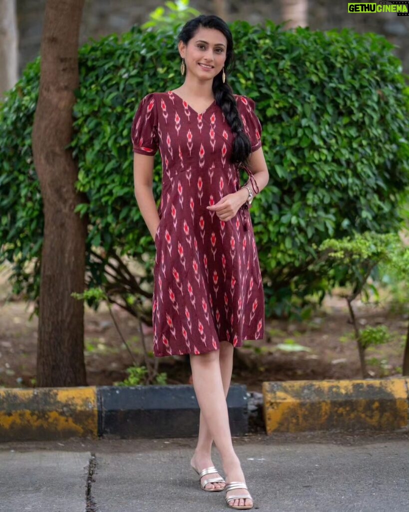 Reshma Shinde Instagram - The core of beauty is simplicity ❣️ . . Maroon ikkat dresss . . Outfit details : Fabric : cotton Size : XS to XXXL . . Muse : @reshmashinde02 📷 : @aakash.a.dhumal MUA : @trupti_makeup_expert